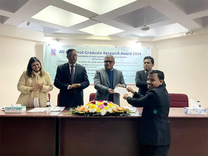 আলী রীয়াজ স্নাতকোত্তর গবেষণা বৃত্তি ও পুরস্কার পেলেন ঢাবির ৩ শিক্ষার্থী
