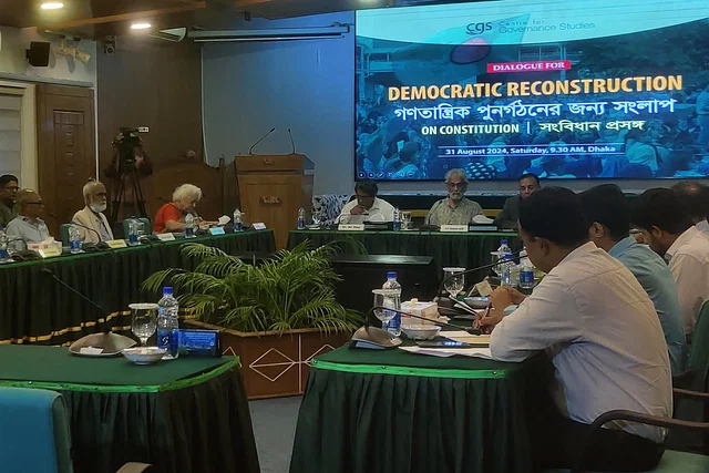 একনায়কতন্ত্র চলেছে সংবিধানের আড়ালে