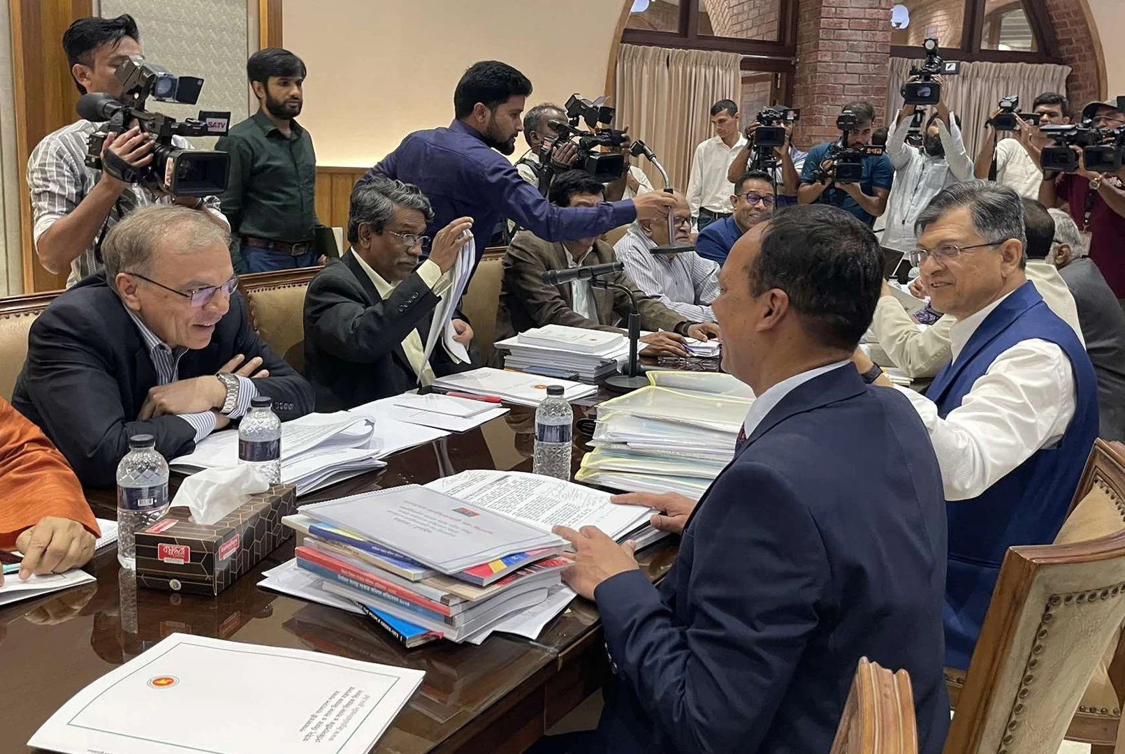 প্রধান উপদেষ্টার দিকনির্দেশনা মেনেই বৈঠক করা হচ্ছে: ড. আলী রীয়াজ