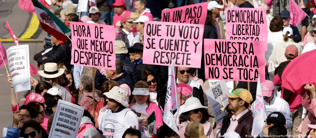 পেছনে হাঁটছে গণতন্ত্র, সহসা উল্টো ঘোরার সম্ভাবনা ক্ষীণ